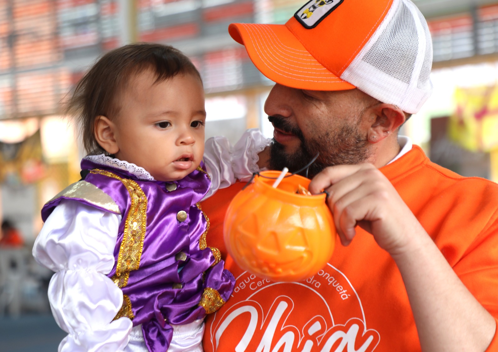 Los niños y niñas recibieron confetis y presentes del Día del Niño