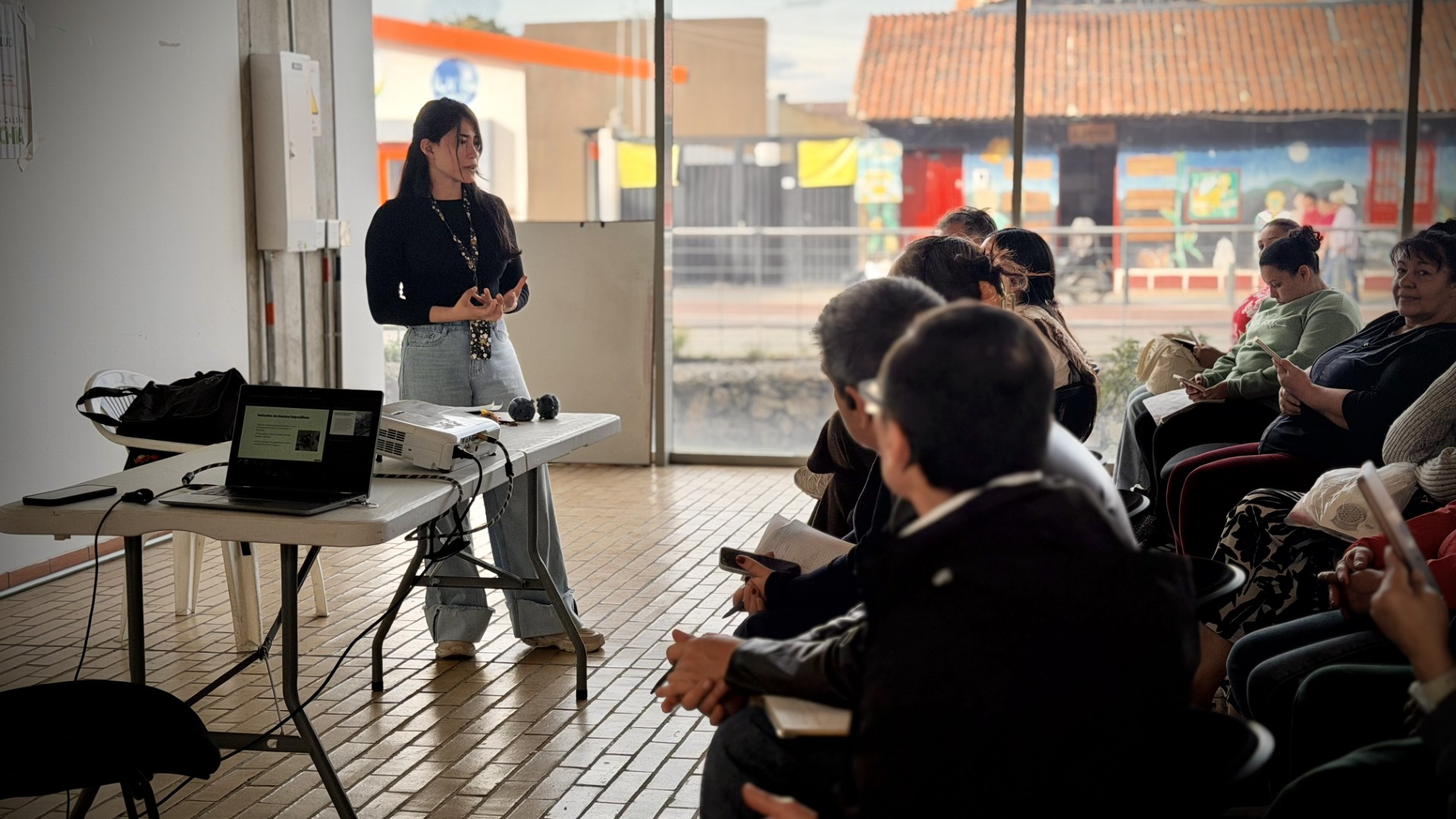 CUERPO: Durante la capacitación se destacó la importancia de adoptar estrategias preventivas, como el manejo adecuado de residuos, el mantenimiento de las instalaciones, el sellado de posibles accesos de plagas y la limpieza y desinfección de las áreas de preparación y almacenamiento de alimentos.  Estas acciones contribuyen a reducir los riesgos sanitarios y a garantizar mejores condiciones de higiene en los establecimientos que ofrecen alimentos a la comunidad.  “Las personas que dieron el curso fueron mu