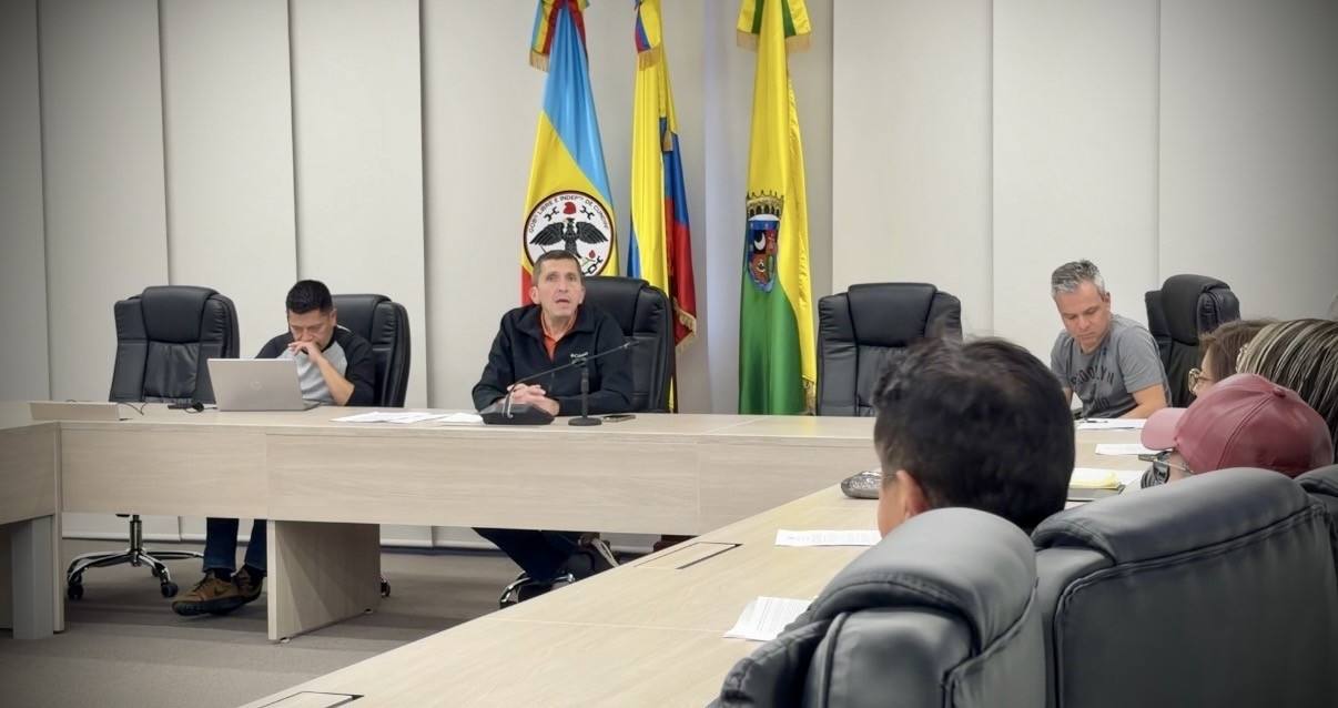 Foto reunión de propietarios Av. Pradilla