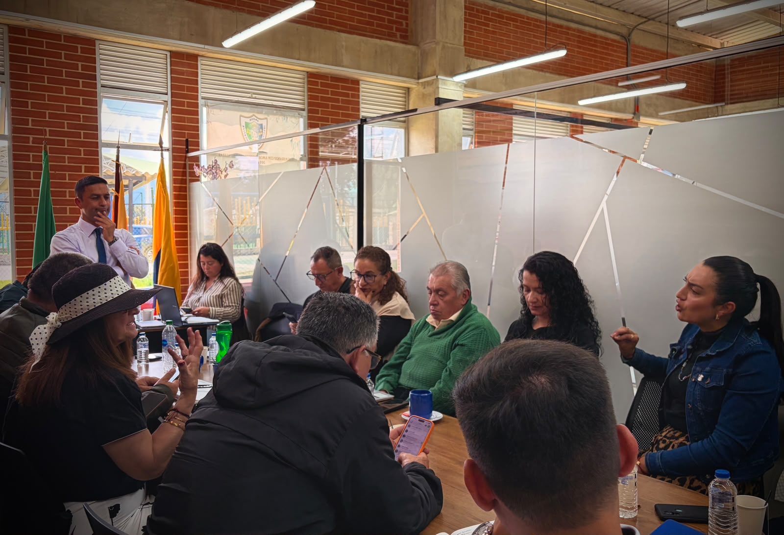 de pie Secretario de Educación de Chía, Harvey Torres; de izquierda a derecha, Jaime Pantoja, rector de la IEO Laura Vicuña; Magda Moreno, rectora Escrivá de Balaguer; Jorge Parra, rector La Balsa; Sandra Mejia, rectora Fagua y Paola Martínez, rectora Fusca 