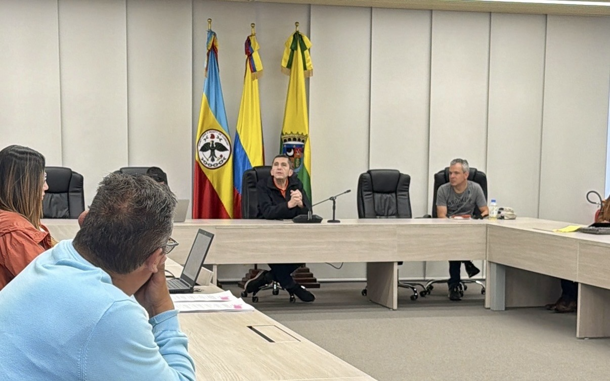 Foto reunión de propietarios Av. Pradilla
